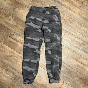 Hollister medium joggers gray army fatigue look